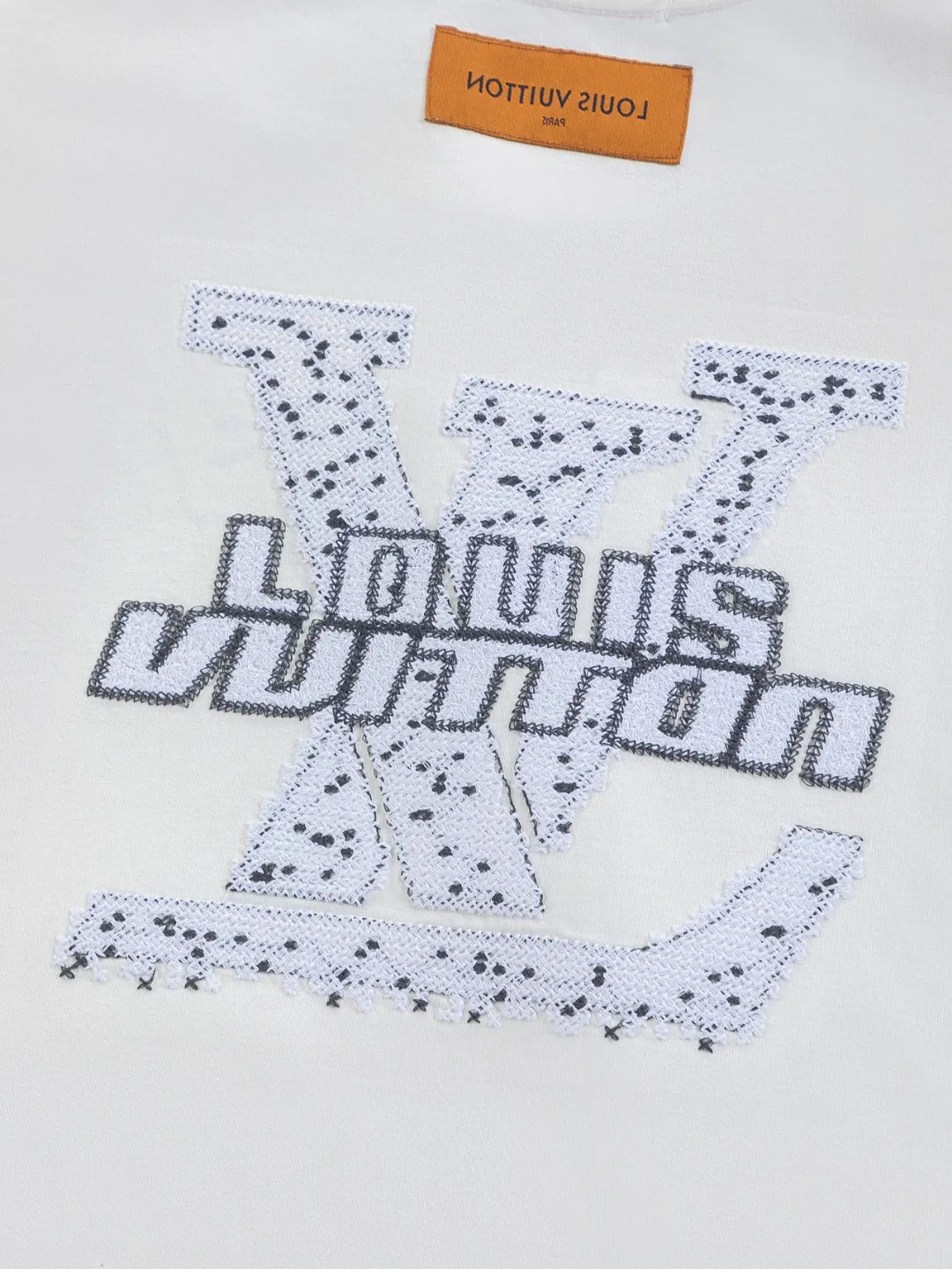 🅿️220 Louis Vuitton 1V LV lv slightly wide version S-XL LV 26ss new products are available at counters simultaneously. Multiple craftsmanship. Spotted letter logo on the chest🪡 embroidery. Large spotted letter logo on the back panel🪡 embroidery. Round neck short-sleeved T-shirt, same style for men and women! Consigned to one-to-one creation. Synchronized with the official website, pure cotton fabrics at the counter! It is close to the skin and comfortable, durable and easy to wear. It has a classic and simple logo design and meticulous original craftsmanship. Short-sleeves, a must-have item for men, do not appear to be the same for the general public, but must be unique and eye-catching. This LV short-sleeve is all about quality, comfort, the same shape and fashion as always, including fabrics and cutting techniques. All of them have been made with great effort! 320 grams of washed pure cotton fabric, pure cotton is breathable, very refreshing and comfortable for daily wear. The rib knitting on the neckline is smooth and tight, and the neckline will not be skewed if you toss it at will. The loose version, you will find that it looks really good on the upper body. The overall is minimalist and neat, super versatile for daily use! Pair it casually with a pair of pants for a youthful look. A T-shirt will make your outfit crazy. It is a fashionable item that can never go wrong! Color: Black White Size: S-XL Size chart: S: Shoulder width 50-Bust 56-Length 70 M: Shoulder width 52-Bust 57-Length 72 L: Shoulder width 54-Bust 59-Length 74 XL: Shoulder width 56-Bust 62-Length 76